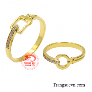 Nhẫn cưới là vật hiện hữu của tình yêu.