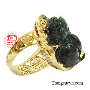 Sản phẩm nhẫn tỳ hưu được sử dụng ngọc cẩm thạch để giúp xua đuổi vận xui, thu hút tài lộc cho người sử dụng