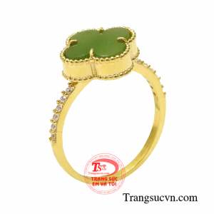Nhẫn nữ nephrite tài lộc được thiết kế tinh tế, thể hiện đẳng cấp cho người sử dụng.