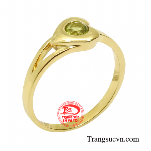 Nhẫn nữ peridot tình yêu hướng người dùng đến sự tối giản trong việc lựa chọn trang sức. 