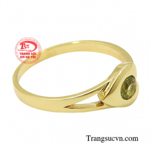 Chiếc nhẫn sử dụng đá quý peridot làm điểm nhấn chủ đạo, phối cùng họa tiết trái tim tạo cảm giác ấm áp nhưng đầy bí ẩn cho chủ nhân.