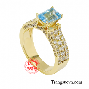 Đá topaz hay còn được gọi là hoàng ngọc mang trong mình nguồn năng lượng dồi dào khiến cho tâm trạng và tinh thần của người sở hữu thêm phần sảng khoái, từ đó giúp họ lạc quan, yêu đời hơn.