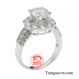 Nhẫn nữ vàng trắng định mệnh luôn có những điều thu hút ở bạn khiến người đối diện không thể rời mắt.