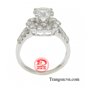 Vẻ đẹp trong sáng từ chiếc nhẫn toát lên, mang đến sự ái mộ mà những người xung quanh dành cho bạn. 