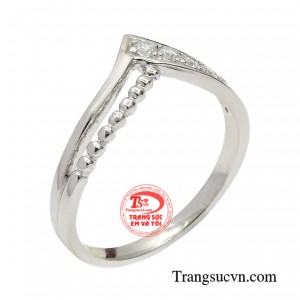 Nhẫn nữ vàng trắng khát vọng là sản phẩm dành cho phái nữ thêm sự nhiệt huyết, đam mê và cống hiến.