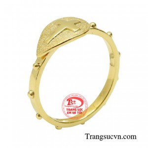 Nhẫn thánh giá tinh tế được chế tác từ vàng 10k cùng kiểu dáng độc đáo khiến người dùng trở nên cá tính hơn.