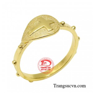 Chiếc nhẫn thánh giá không phân biệt giới tính, bạn có thể sử dụng để kết hợp với mọi phong cách khác nhau.