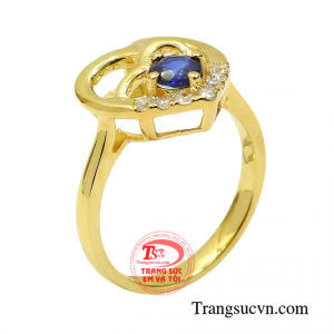 Nhẫn vàng sapphire trang nhã gắn liền với sự huyền bí tạo nét sang trọng mà đầy trẻ trung cho phái đẹp.