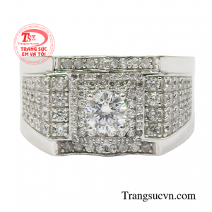 Thiết kế hiện đại trẻ trung khiến cho chiếc nhẫn trở nên nổi bật và thu hút sự chú ý của mọi người.