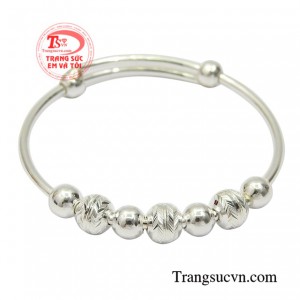 Vòng bạc trẻ em thời trang là món quà xinh yêu để dành tặng cho con yêu của bạn.