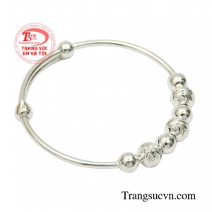 Sản phẩm sẽ là sự lựa chọn hoàn mỹ dành cho cả bé gái và bé trai giúp cho đôi tay nhỏ xinh trở nên đáng yêu.