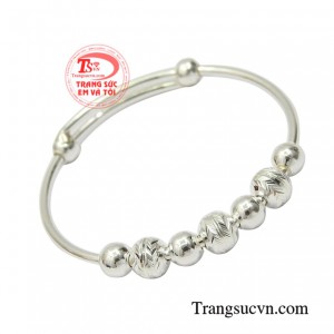 Với nhiều chi tiết xinh xắn, tinh tế mang đến vẻ dễ thương cho các bé.