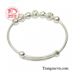 Không những vậy chiếc vòng bạc này an toàn cho làn da của trẻ nhỏ, bảo vệ các bé khỏi những tác nhân xấu từ môi trường.