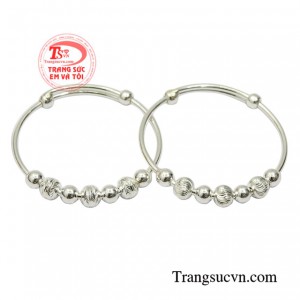 Vòng bạc trẻ em thời trang bền đẹp.