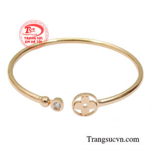 Vòng tay vàng hồng thời trang được thiết kế trên thương hiệu thời trang xa xỉ của thế giới.