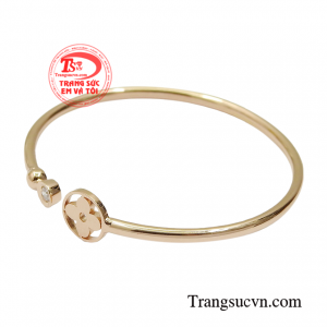 Chỉ cần nhìn lướt qua bất kỳ ai cũng có thể nhận ra món trang sức này của thương hiệu nào.