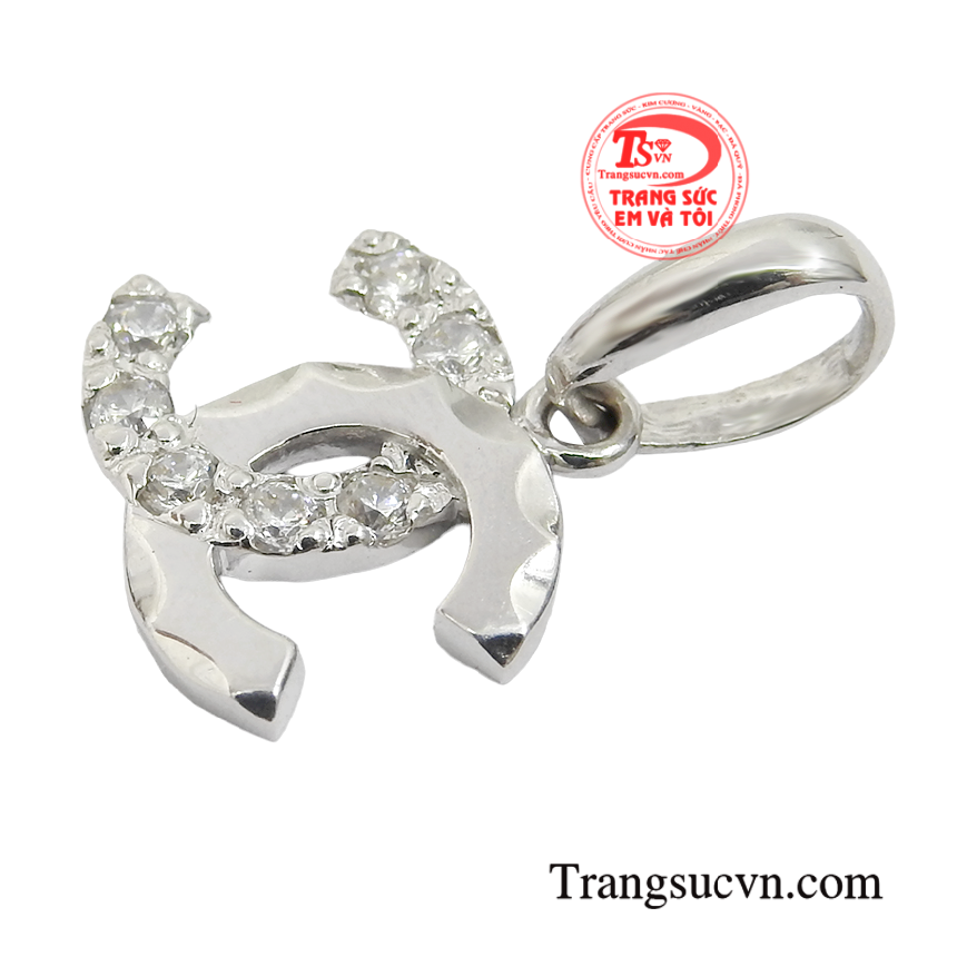 Chiếc mặt dây sẽ giúp bạn trở nên thu hút đầy tự tin.