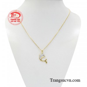 Bộ dây chuyền cá heo vàng trẻ trung là món trang sức duyên dáng mà chị em nào cũng nên sở hữu cho mình.