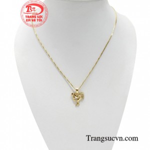 Bộ dây chuyền đẹp cá tính được thợ kim hoàn thiết kế tỉ mỉ tinh tế với những đường nét độc đáo. Bộ dây chuyền đẹp cá tính dễ dàng kết hợp với các sản phẩm khác nhau