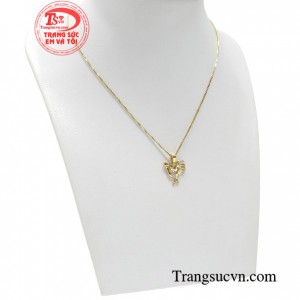 Mặt dây vàng cá tính là biểu tượng hình con gà trống mang ý nghĩa may mắn và thành công trong công việc