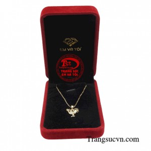 Mặt dây vàng cá tính dễ dàng kết hợp với các kiểu dây chuyền tạo nên phong cách riêng cho bạn