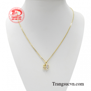 Bộ dây chuyền duyên dáng là nét chấm phá tạo điểm nhấn cho bộ trang phục thêm phần thu hút.