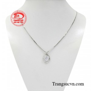 Bộ dây chuyền nữ kiêu sa thiết kế tinh xảo tôn lên sự dịu dàng, sang trọng, tạo dấu ấn riêng cho người đeo.