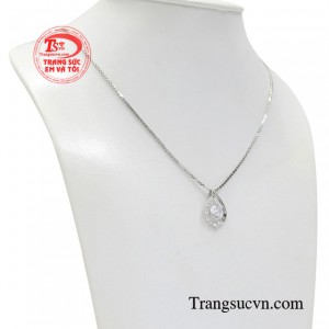 Điểm thu hút của bộ dây chuyền chính là họa tiết hình giọt sương mai vừa mang lại nét thanh lịch vừa tạo được nét nổi bật giúp các cô gái tự tin hơn. 