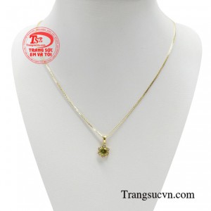 Bộ dây chuyền peridot kiều diễm tạo cảm giác kiêu kỳ, thanh nhã.