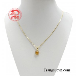 Bộ dây chuyền sapphire kiều diễm tượng trưng cho sự ấm áp.