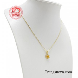Đá Sapphire vàng còn hướng đến ánh mặt trời tạo sự năng động và vui tươi.