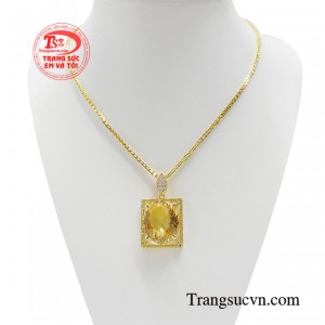 Bộ dây chuyền thạch anh hoàng gia là thứ phụ kiện bậc nhất tôn lên vẻ sang trọng và đẳng cấp hoàng tộc. 