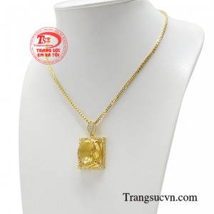 Việc sử dụng màu sắc đá quý thạch anh vàng là điểm nhấn tạo thu hút với người đối diện. 