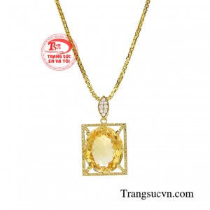 Sự tinh xảo và cầu kì trong sáng tạo hoa văn và chạm trổ từ bàn tay chế tác bậc thầy càng làm món trang sức này trở nên quý giá hơn. 