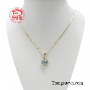 Bộ dây chuyền topaz kiều diễm sẽ là sự lựa chọn tuyệt vời dành cho những cô gái yêu thích sự lộng lẫy và kiêu sa. 