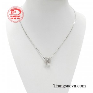 Bộ mặt dây chữ vàng thời thượng dành cho những cô nàng ưa chuộng phong cách phóng khoáng, hiện đại. 