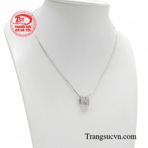 Phong cách thời trang phối cùng bộ mặt dây chữ vàng đang vô cùng thịnh hành đối với phái nữ.