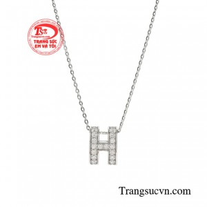 Các chị em có thể biến tấu bộ dây chuyền theo hơi hướng hiện đại để tôn lên nét đẹp trẻ trung, quyến rũ vốn có của mình. 