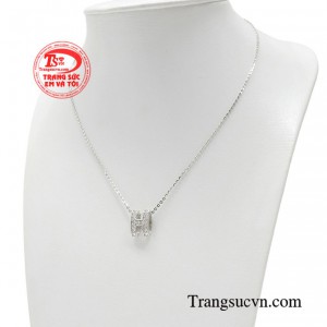 Sản phẩm sẽ thổi làn gió mới vào phong cách thời trang phái đẹp một sắc thái vừa cổ điển lại vừa cuốn hút, đầy quyến rũ. 