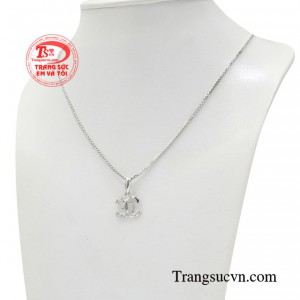 Khi kết hợp cùng những bộ đầm thướt tha sẽ giúp người đeo thêm phần thanh lịch, dịu dàng.