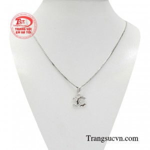 Bộ mặt dây nữ vàng đẳng cấp kiểu dáng nhẹ nhàng, tinh tế giúp các cô nàng trông nữ tính và sành điệu hơn.