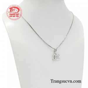 Ngoài ra với thiết kế sang trọng, sản phẩm còn mang đến diện mạo cá tính trong những bộ trang phục năng động