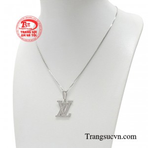 Phái nữ thường xuyên sử dụng bộ dây chuyền để tạo thêm điểm nhấn và sự sành điệu. 