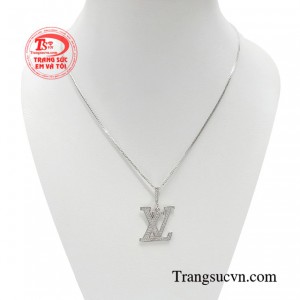 Bộ mặt dây thiết kế thương hiệu là một trong những phụ kiện được chị em ưa thích khi phối với các bộ trang phục. 