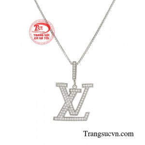 Cách kết hợp này giúp cho bờ vai thêm phần manh mai, tôn lên được đường cong quyến rũ và giữ được nét duyên dáng nữ tính trong bộ trang phục của bạn.