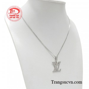 Bạn hoàn toàn có thể phối cùng với nhiều kiểu trang phục khác nhau. 