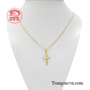 Bộ mặt thánh giá thời thượng là sự kết hợp giữa thời trang và phong cách. 