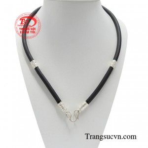 Dây cao su bọc bạc nam tính mang phong cách mạnh mẽ bụi bặm.