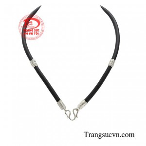 Dây cao su bọc bạc sẽ hợp thời trang và thêm phần cá tính hơn nếu bạn biết kết hợp cùng mặt dây chuyền Phật Di Lặc.