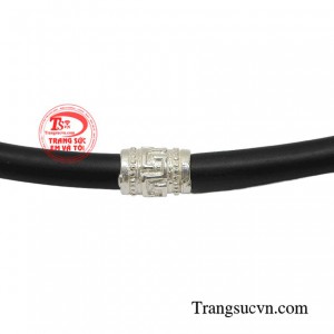 Món trang sức này sẽ là trợ thủ đắc lực giúp bạn trở nên thời trang và cá tính trong bất kể bộ trang phục nào.